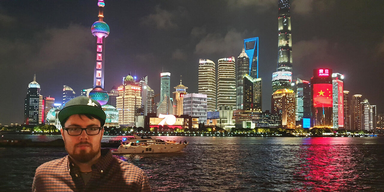 Azubi vor der Skyline von Shanghai