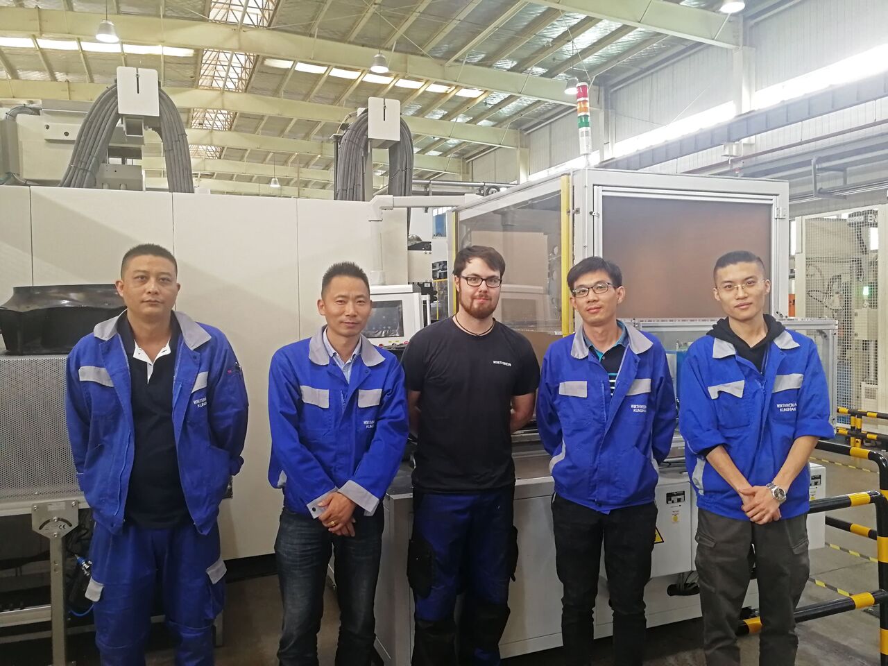 Azubi im Bild mit den Chinesischen Werkstatt-Kollegen,