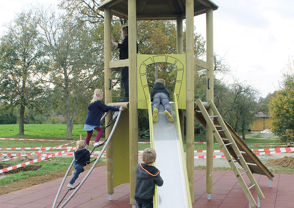 Spielplatz in Schmerbach mit neuem Klettergerüst